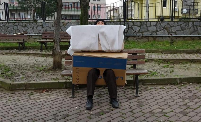 'Corona virüs kostümlü' ile sokağa indi! İnsanlar bayıldı