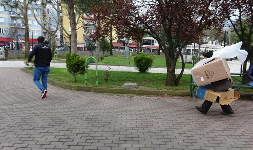 'Corona virüs kostümlü' ile sokağa indi! İnsanlar bayıldı