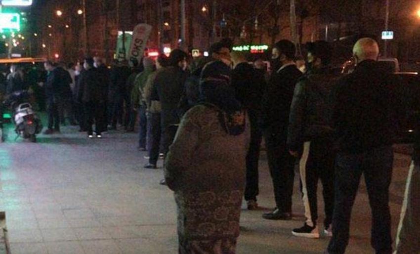 Sokağa çıkma yasağı sonrası vatandaşlar market ve fırınlara akın etti