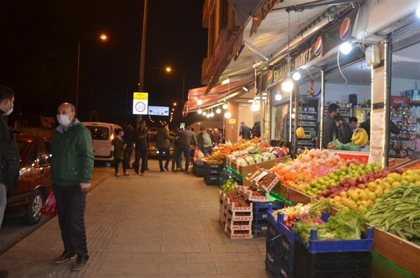 Sokağa çıkma yasağı sonrası vatandaşlar market ve fırınlara akın etti