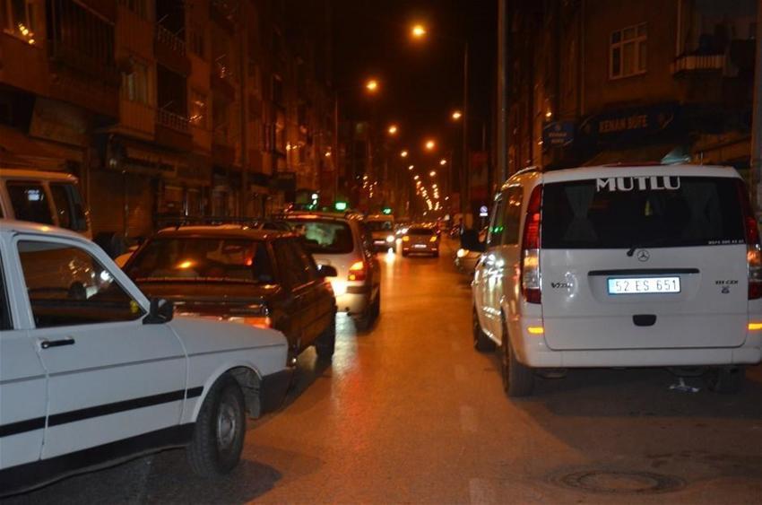 Sokağa çıkma yasağı sonrası vatandaşlar market ve fırınlara akın etti