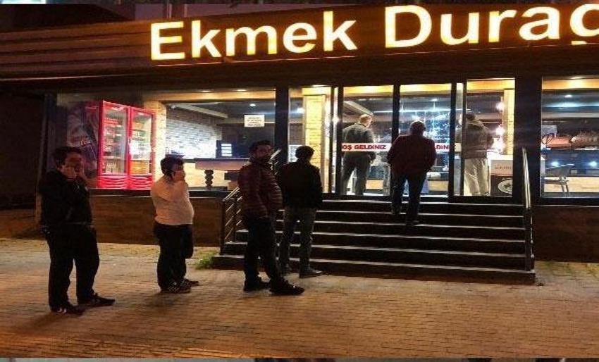 Sokağa çıkma yasağı sonrası vatandaşlar market ve fırınlara akın etti
