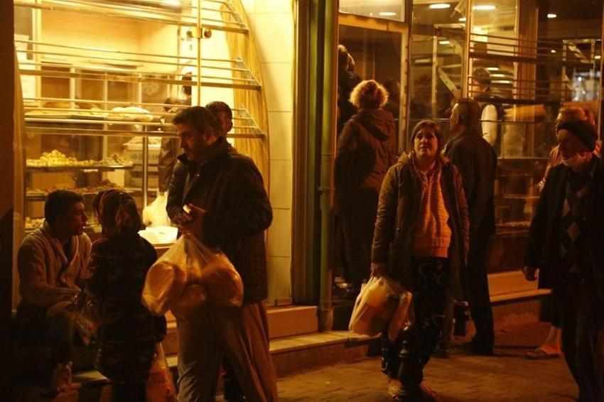 Sokağa çıkma yasağı sonrası vatandaşlar market ve fırınlara akın etti