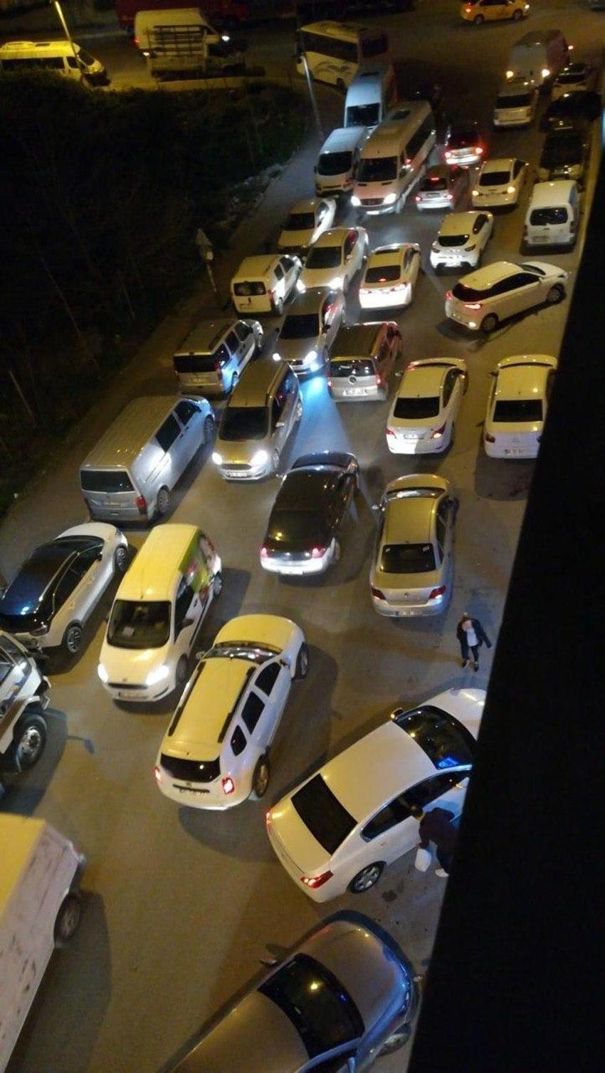 Sokağa çıkma yasağı sonrası vatandaşlar market ve fırınlara akın etti