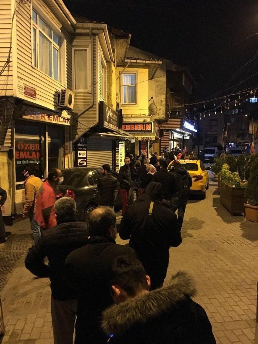Sokağa çıkma yasağı sonrası vatandaşlar market ve fırınlara akın etti