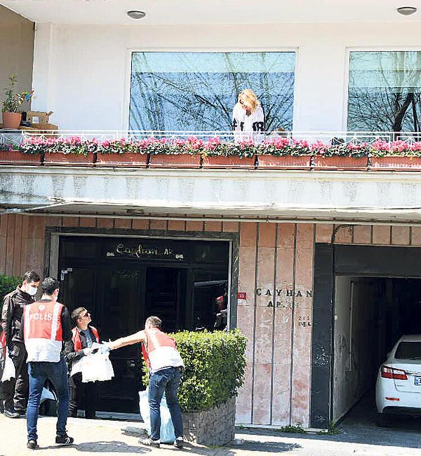Zil çalınca balkona koştu ve..