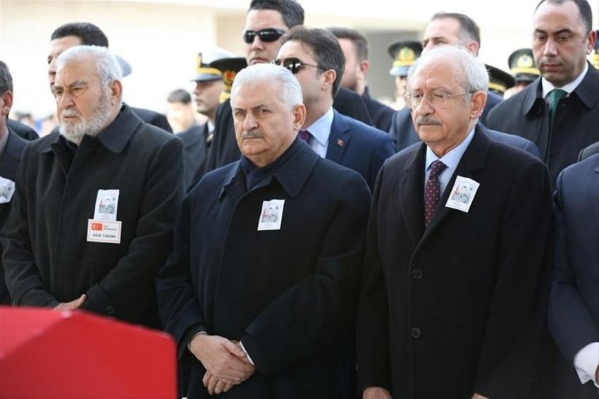 Şehit cenazesinde ilginç an! Yıldırım Bahçeli'nin elinden tutup...