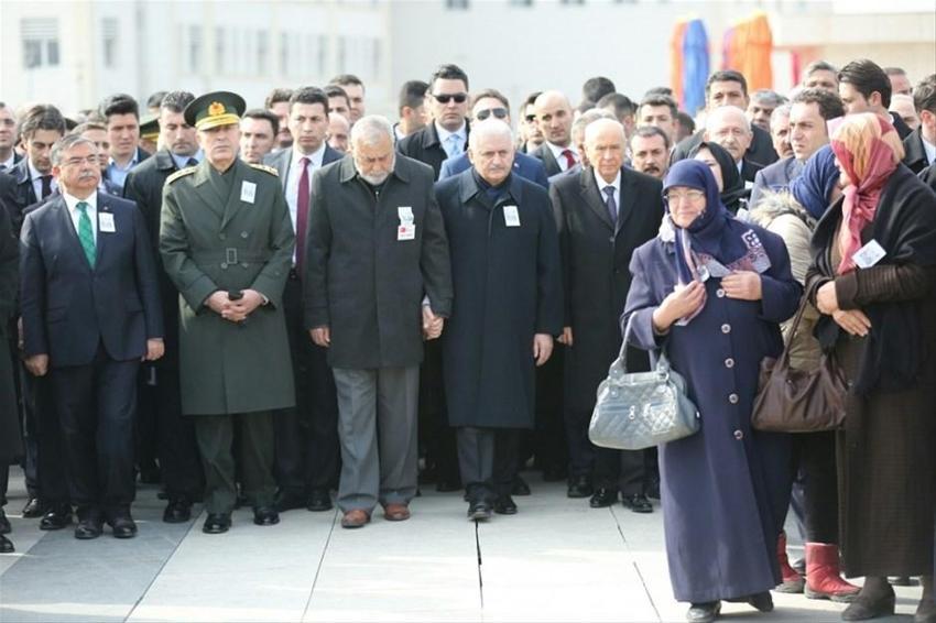 Şehit cenazesinde ilginç an! Yıldırım Bahçeli'nin elinden tutup...