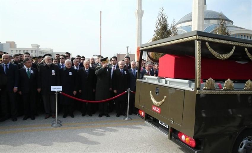 Şehit cenazesinde ilginç an! Yıldırım Bahçeli'nin elinden tutup...