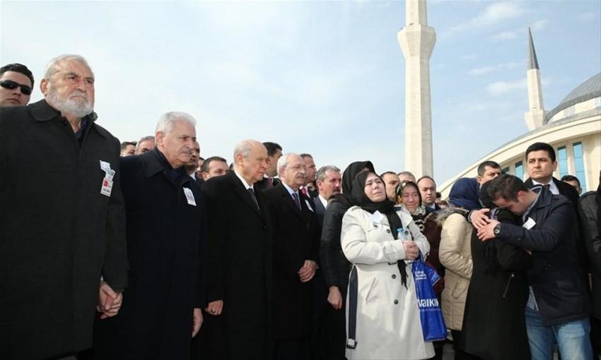 Şehit cenazesinde ilginç an! Yıldırım Bahçeli'nin elinden tutup...