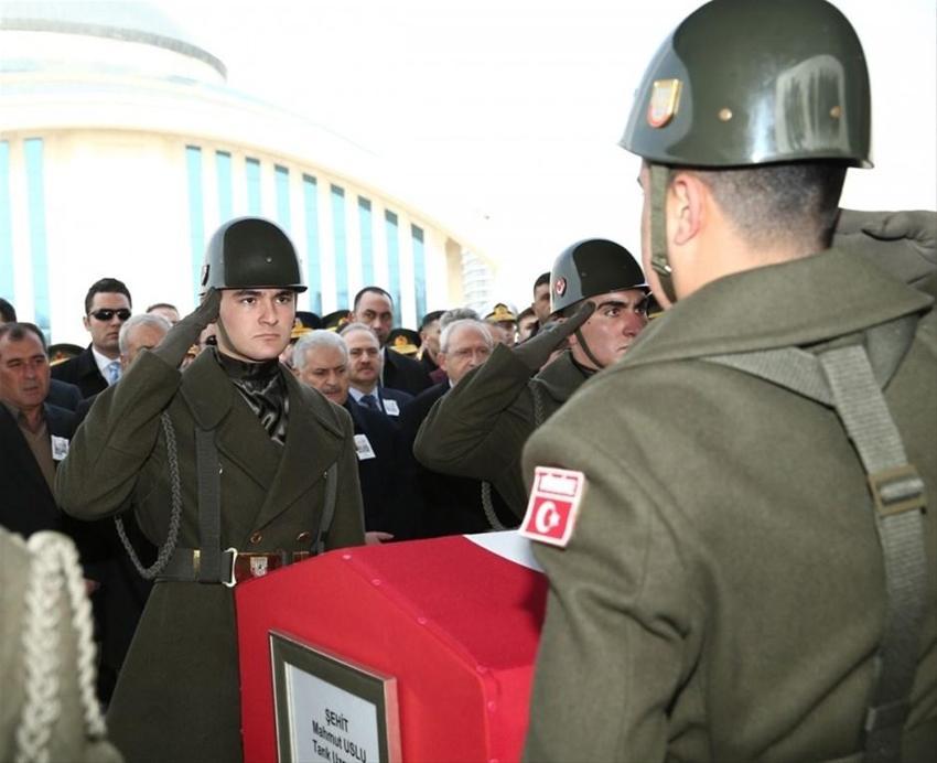 Şehit cenazesinde ilginç an! Yıldırım Bahçeli'nin elinden tutup...