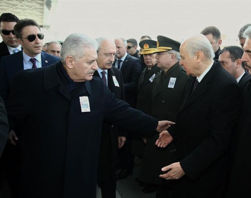 Şehit cenazesinde ilginç an! Yıldırım Bahçeli'nin elinden tutup...