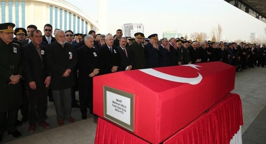 Şehit cenazesinde ilginç an! Yıldırım Bahçeli'nin elinden tutup...