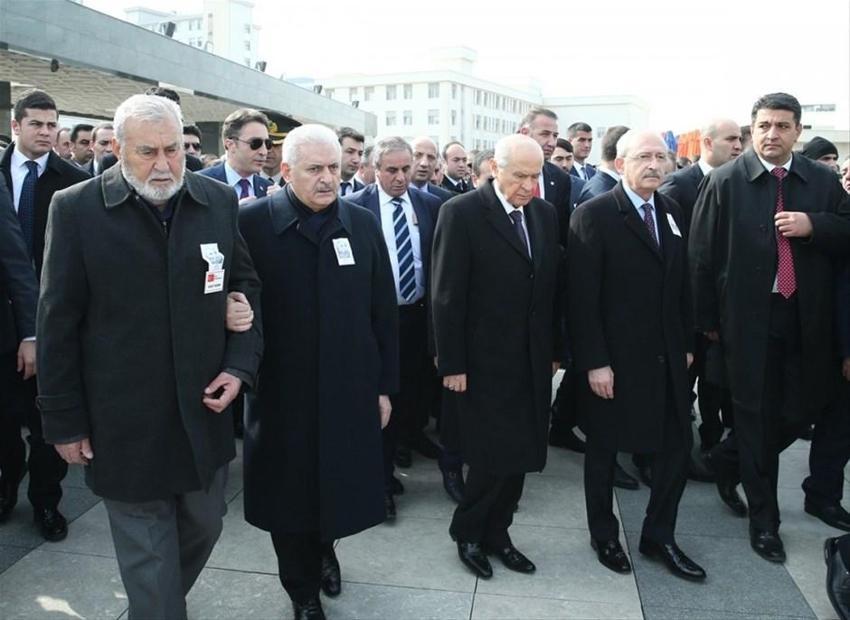 Şehit cenazesinde ilginç an! Yıldırım Bahçeli'nin elinden tutup...