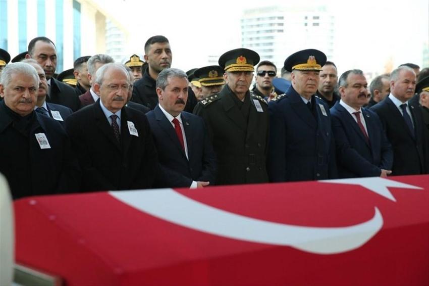 Şehit cenazesinde ilginç an! Yıldırım Bahçeli'nin elinden tutup...