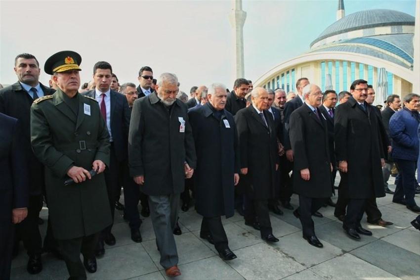 Şehit cenazesinde ilginç an! Yıldırım Bahçeli'nin elinden tutup...