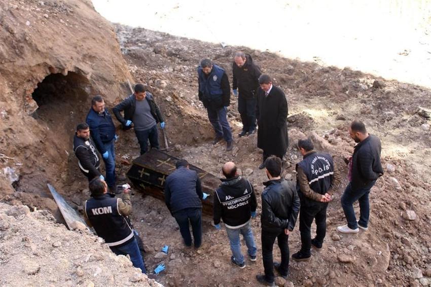 İnşaat kazısında Rus komutana ait mezar çıktı