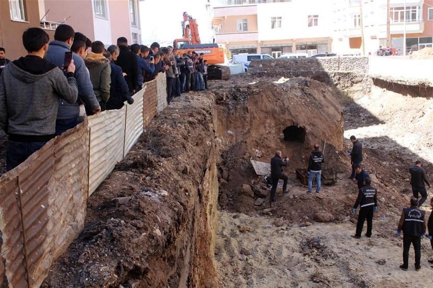 İnşaat kazısında Rus komutana ait mezar çıktı