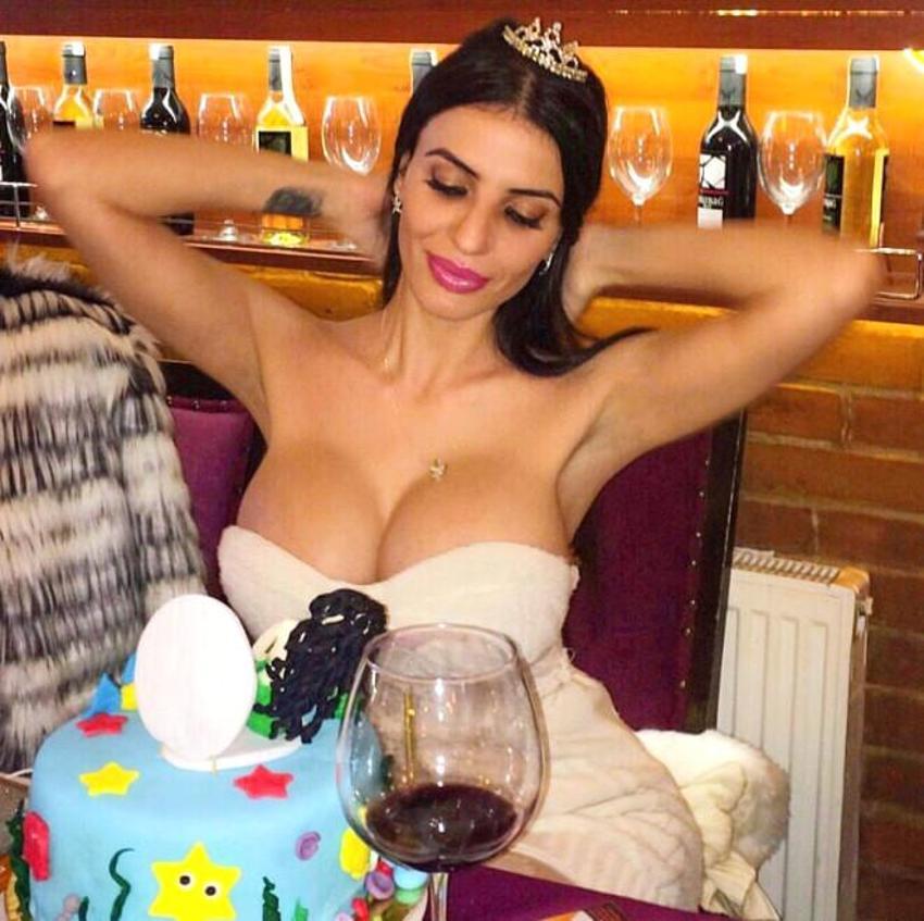 Diyarbakırlı Elif Çelik sosyal medyayı sallıyor!