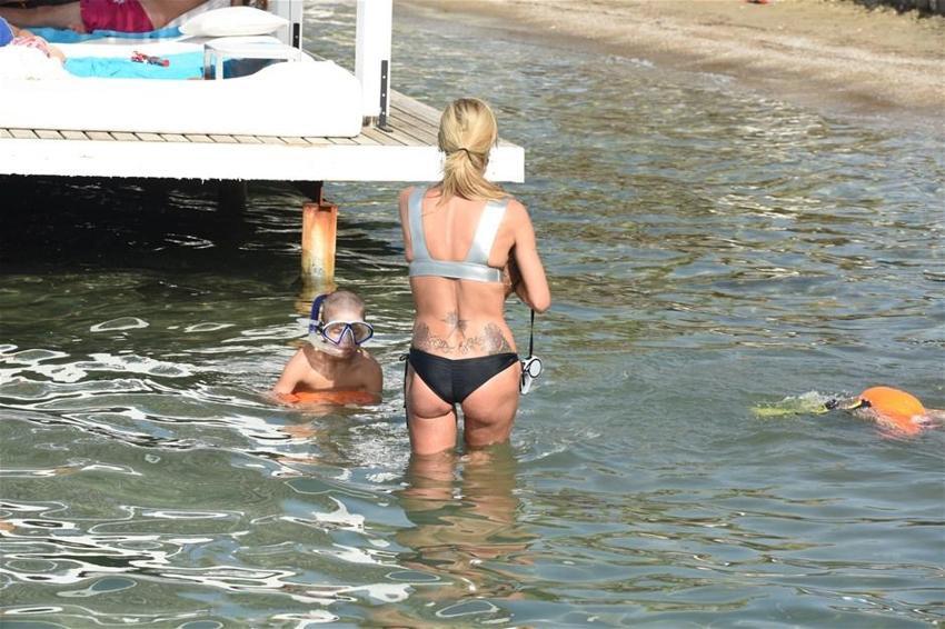 Kim der iki çocuk annesi!
