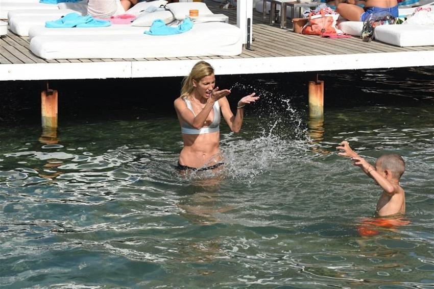 Kim der iki çocuk annesi!
