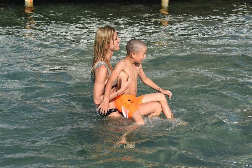 Kim der iki çocuk annesi!
