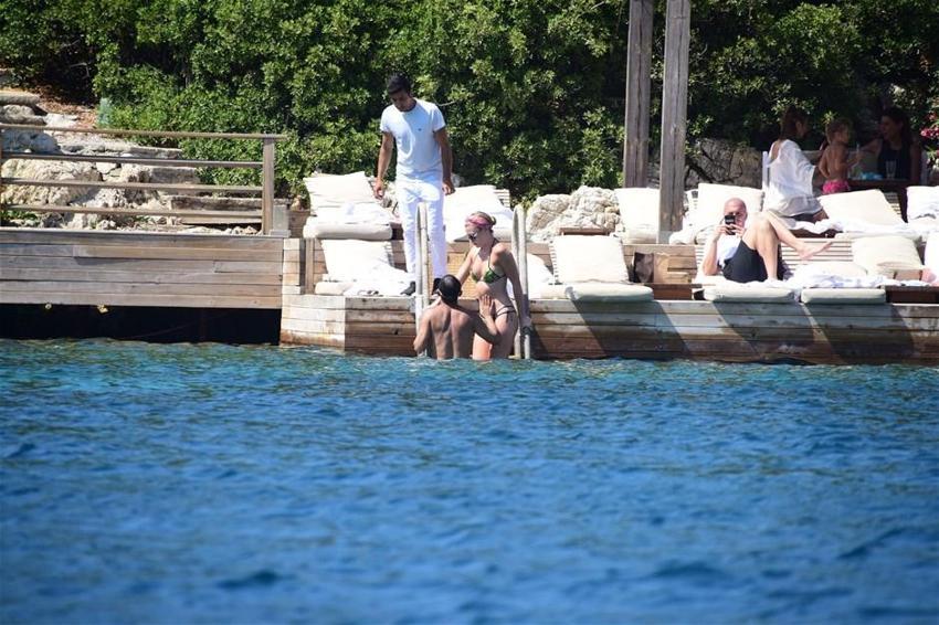 Chloe eşini dinledi tanga giymedi
