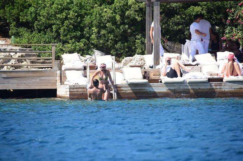 Chloe eşini dinledi tanga giymedi