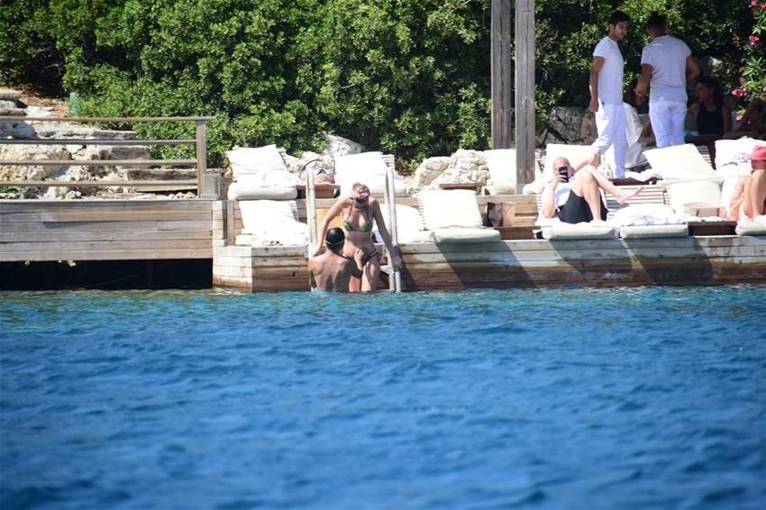 Chloe eşini dinledi tanga giymedi