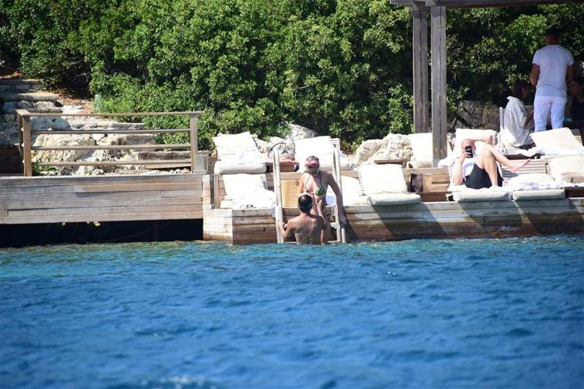 Chloe eşini dinledi tanga giymedi