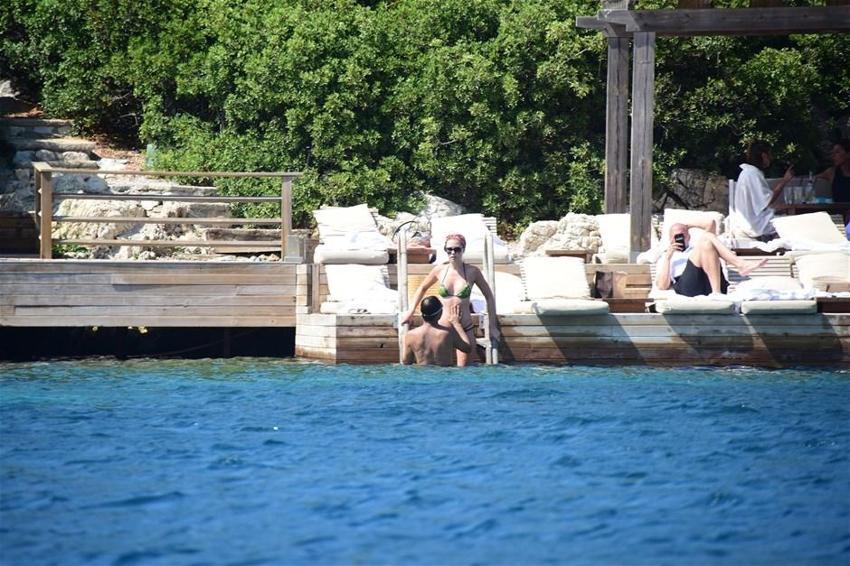 Chloe eşini dinledi tanga giymedi