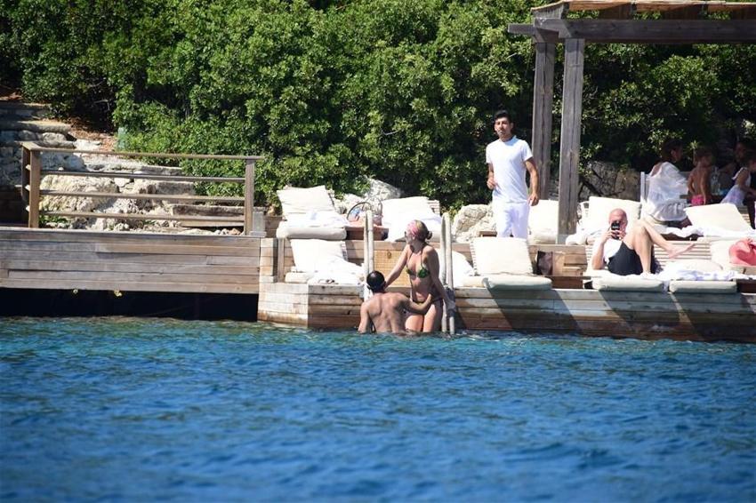 Chloe eşini dinledi tanga giymedi