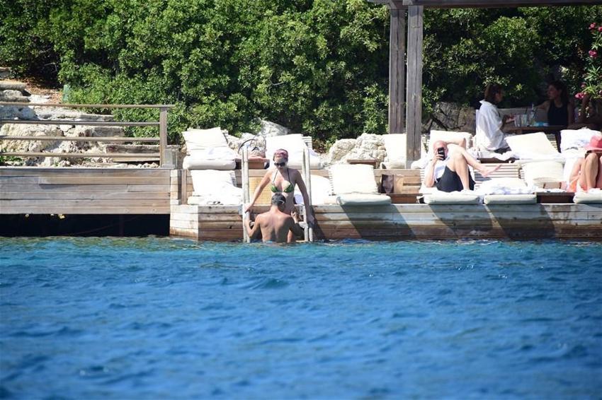 Chloe eşini dinledi tanga giymedi