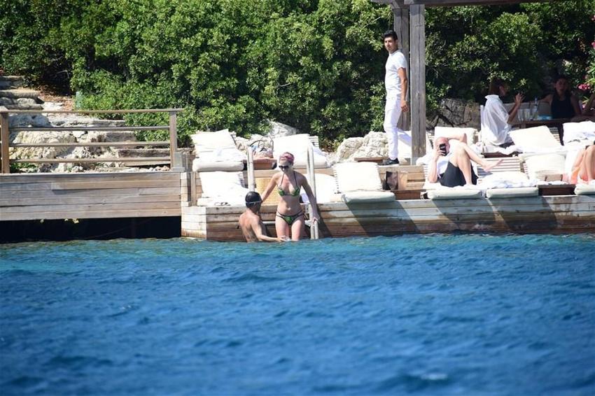 Chloe eşini dinledi tanga giymedi