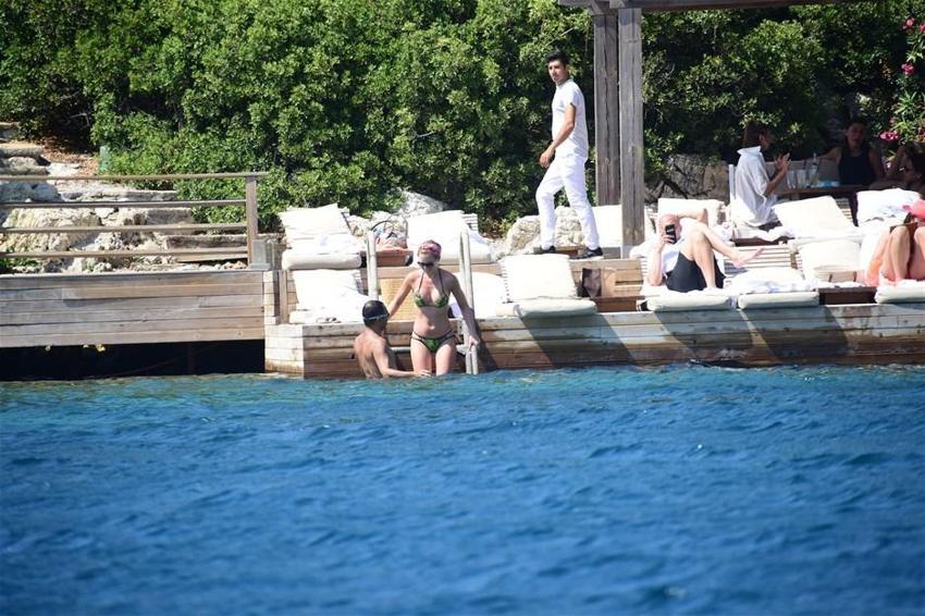 Chloe eşini dinledi tanga giymedi