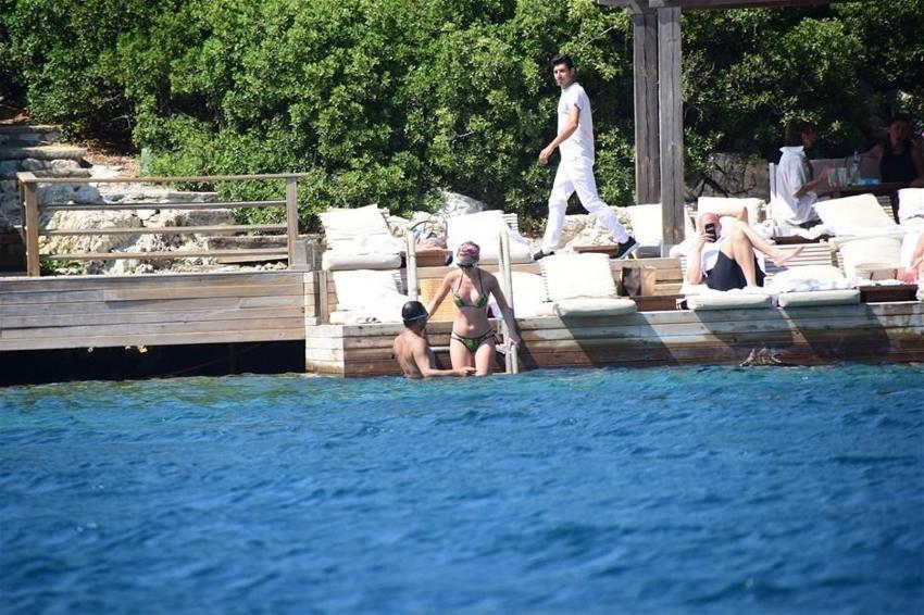 Chloe eşini dinledi tanga giymedi
