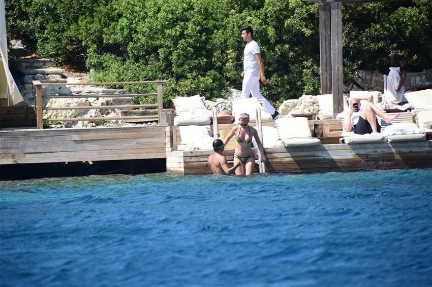 Chloe eşini dinledi tanga giymedi