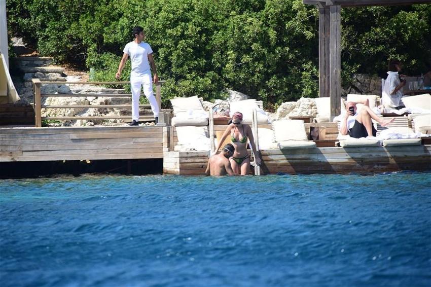 Chloe eşini dinledi tanga giymedi