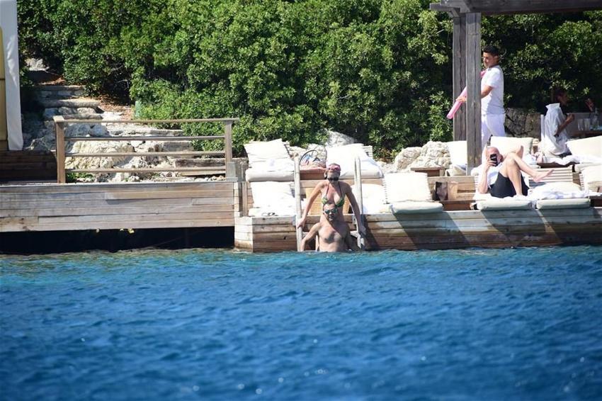 Chloe eşini dinledi tanga giymedi