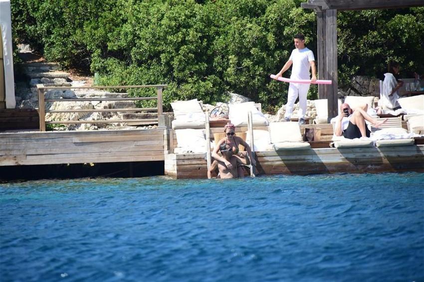 Chloe eşini dinledi tanga giymedi