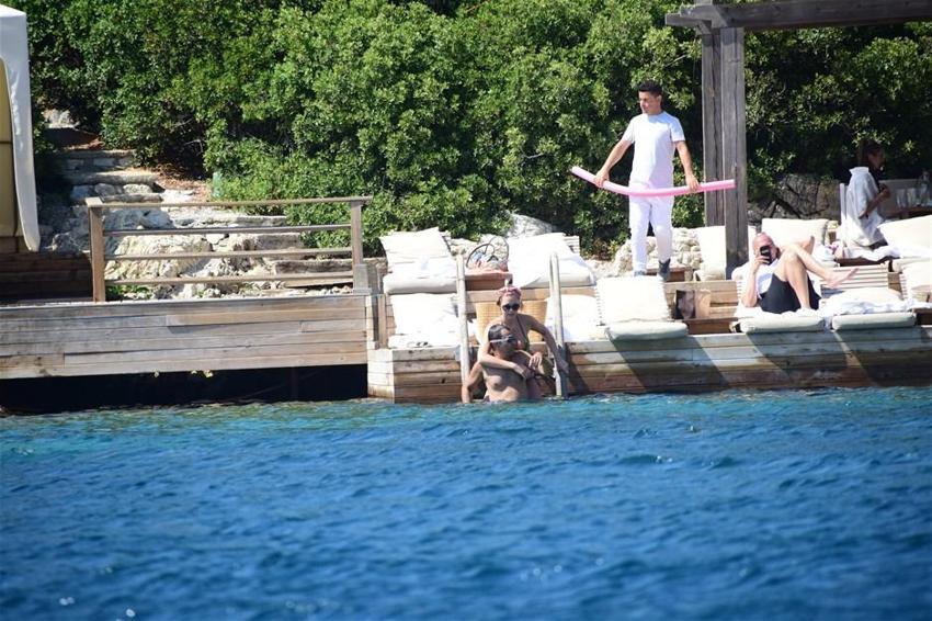 Chloe eşini dinledi tanga giymedi