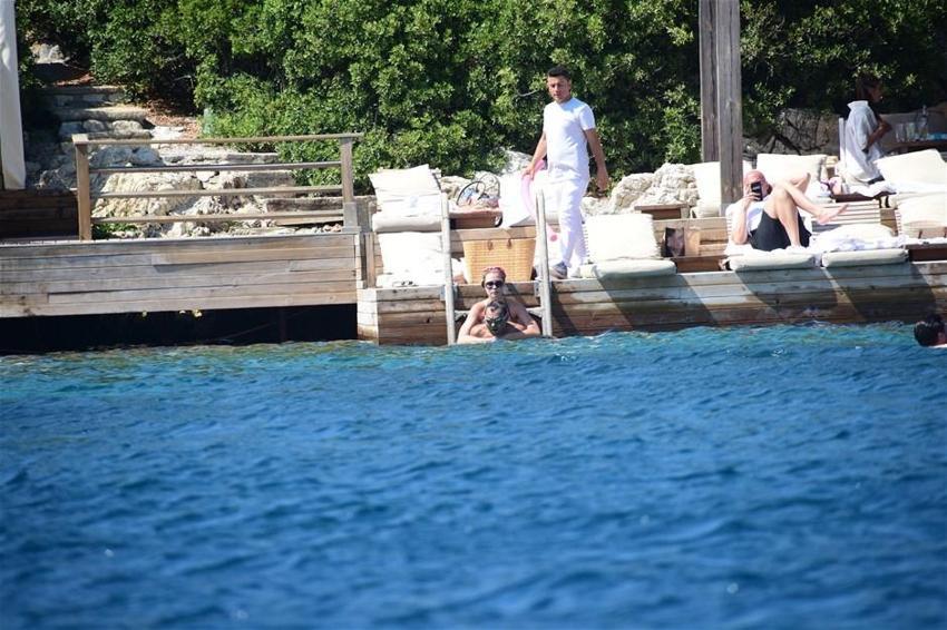 Chloe eşini dinledi tanga giymedi
