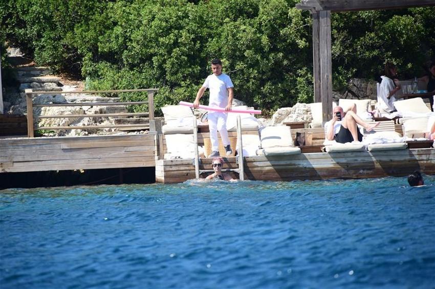 Chloe eşini dinledi tanga giymedi