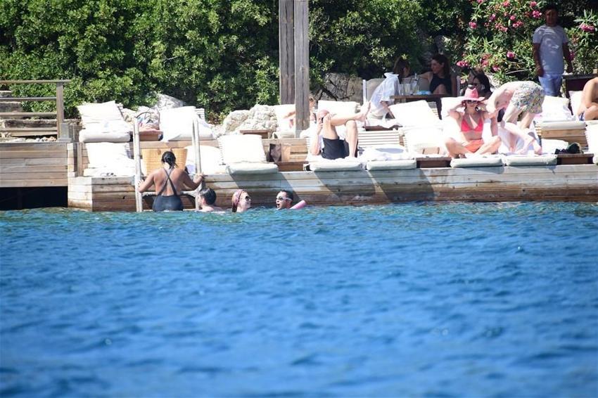 Chloe eşini dinledi tanga giymedi