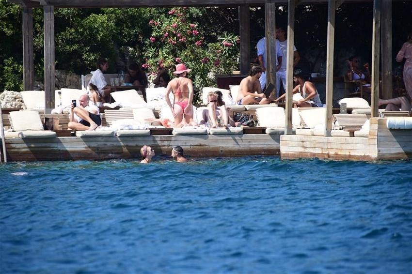 Chloe eşini dinledi tanga giymedi