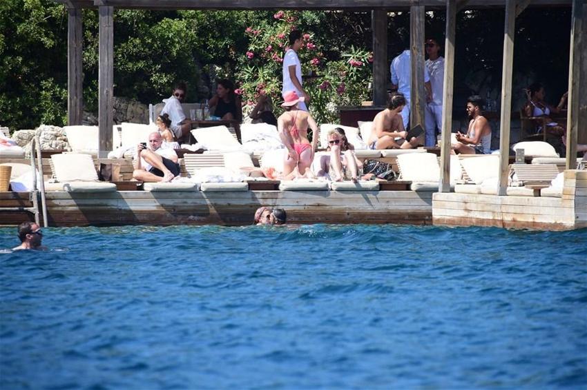 Chloe eşini dinledi tanga giymedi