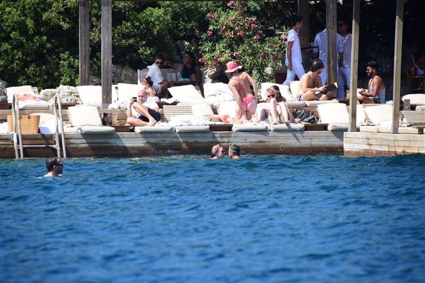 Chloe eşini dinledi tanga giymedi