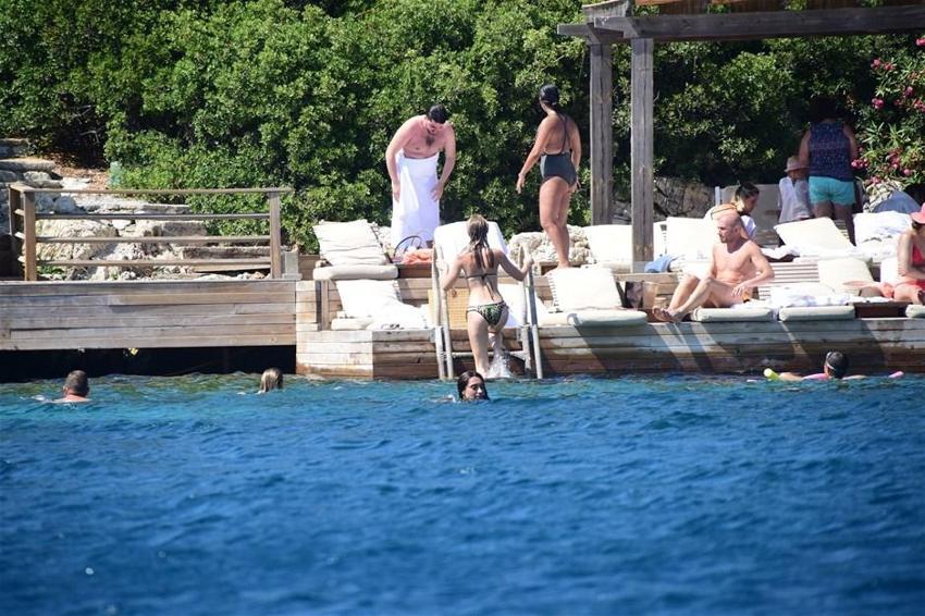 Chloe eşini dinledi tanga giymedi