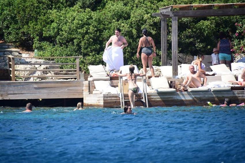 Chloe eşini dinledi tanga giymedi