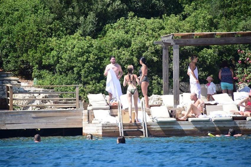 Chloe eşini dinledi tanga giymedi